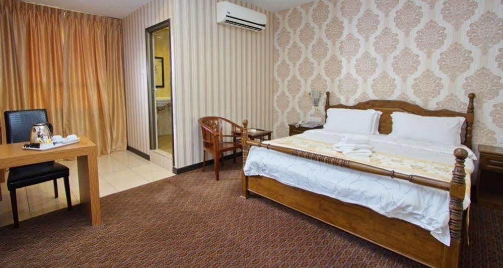 Hotel Tebrau Ct Johor Bahru Exteriör bild